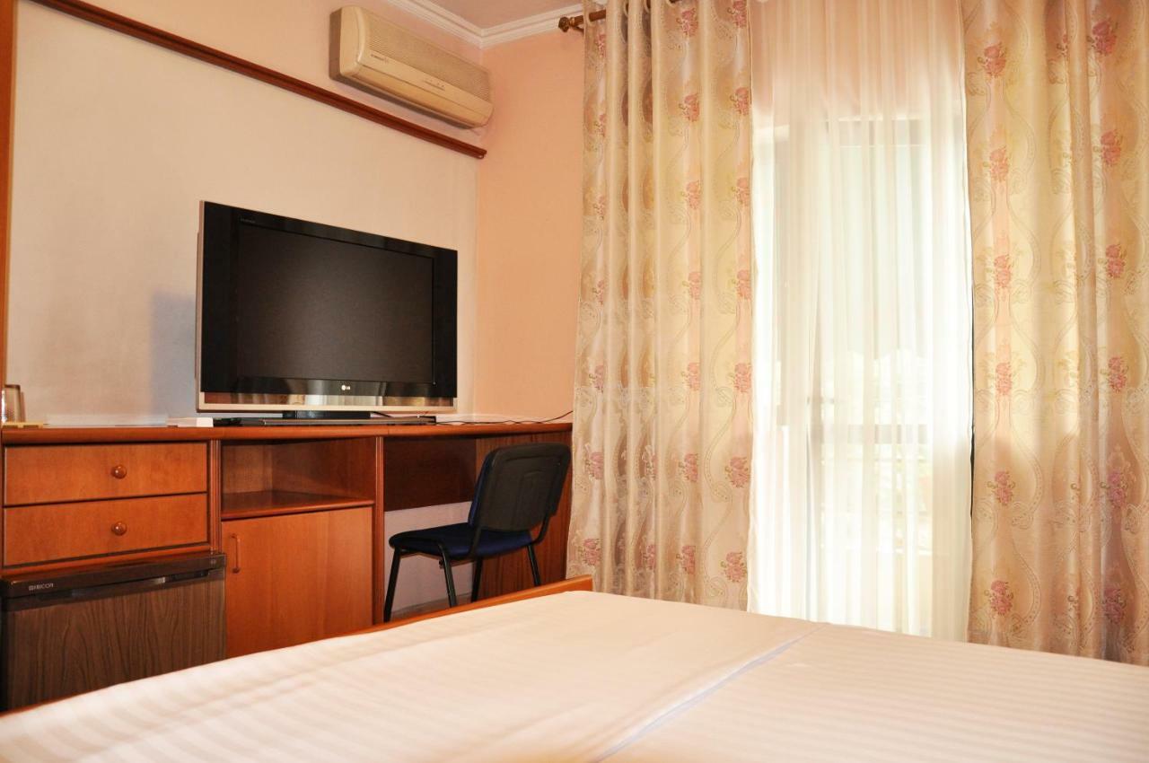 Lugano Hotel Tirana Exterior foto